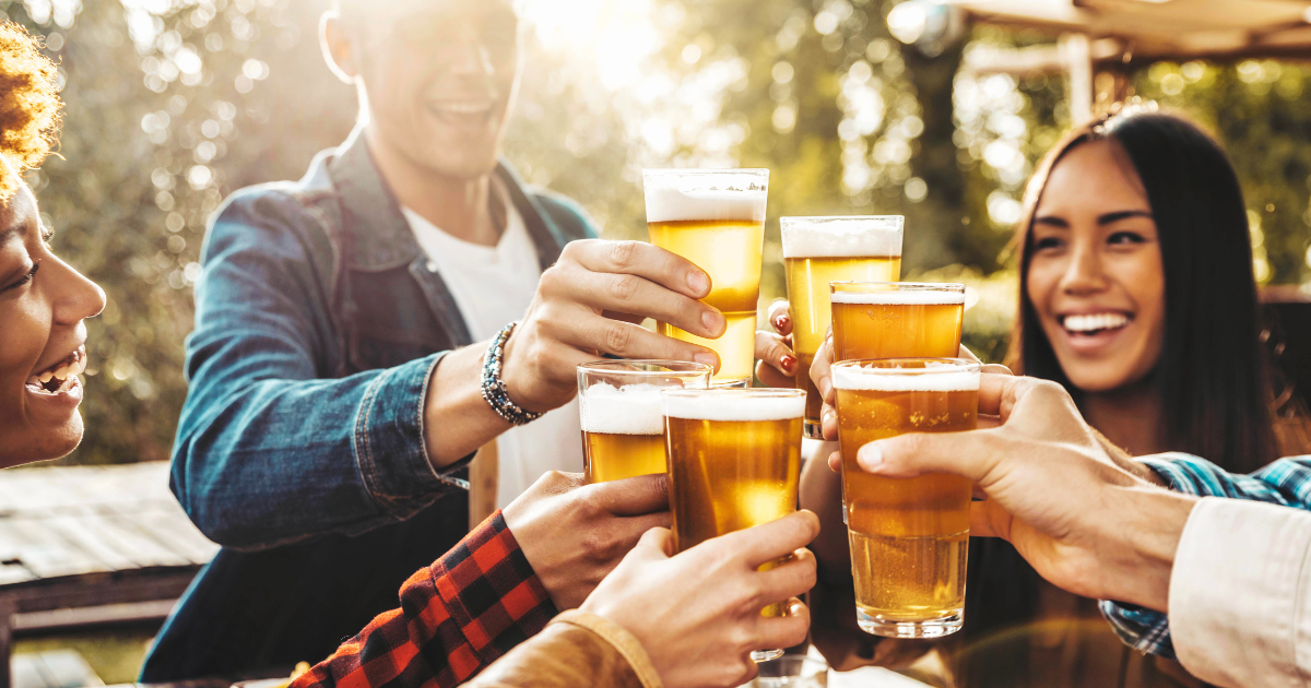 Why Session Beers and Crisp Lagers Are Trending with Kansas City Beer Drinkers 1 Friends enjoying local Kansas City beers at a backyard gathering